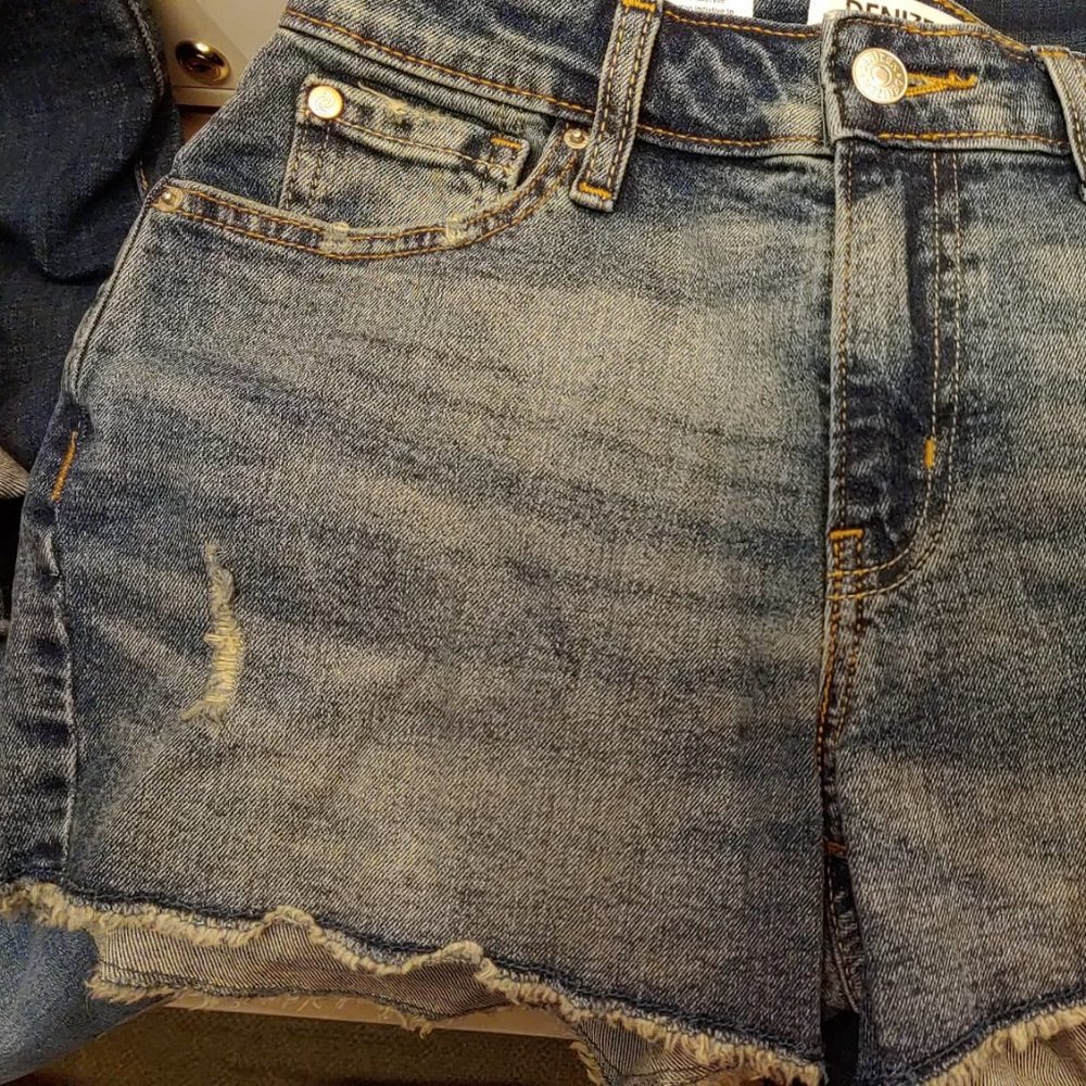 Levi's® Women's High-Rise 3" Jean Shorts - Picture 4 of 7